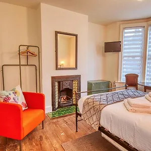 4 Bedroom House In With Garden & Free Private Parking Holiday home Bath